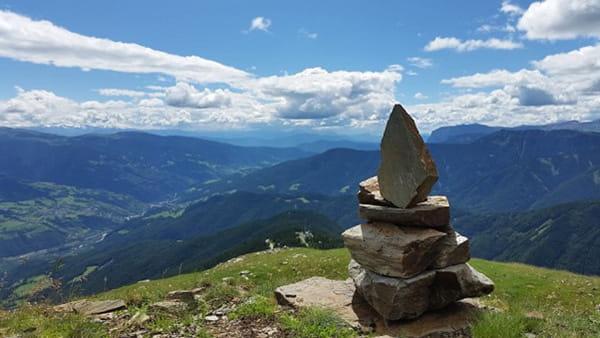 山上的一堆岩石雕塑，俯瞰着广阔的山地景观